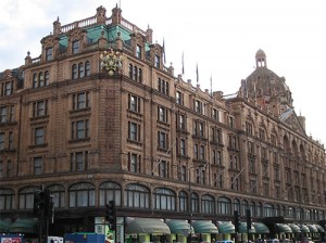 哈罗德目前在伦敦的建筑，在1905年建成，由建筑师查尔斯·威廉·斯蒂芬斯（Charles William Stephens）设计。门面是典型的维多利亚式风格。 （图：Michael Greifeneder）
