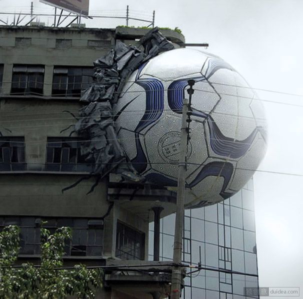 耐克足球：一个巨大的耐克足球，被建筑物的一侧卡住。